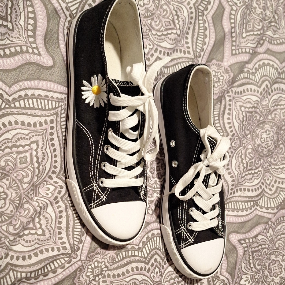 Source Unknown Black and White Sneakers with Daisy Detail